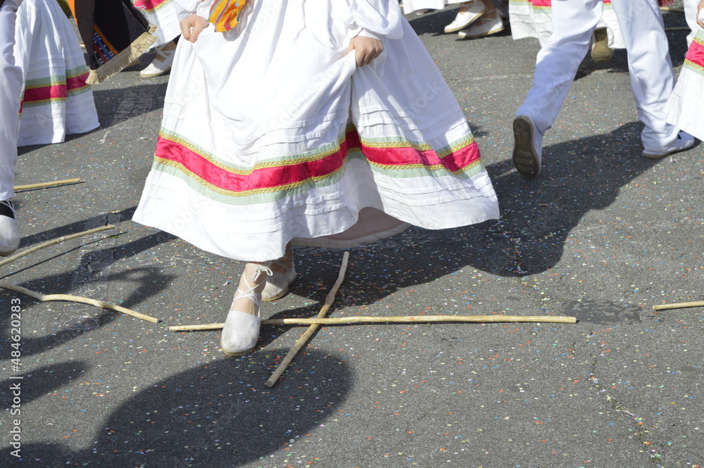 Danse basque traditionnelle avec des bâtons, au Pays Basque