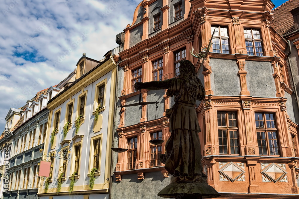 görlitz, deutschland - sanierte häuserzeile mit justiziafigur