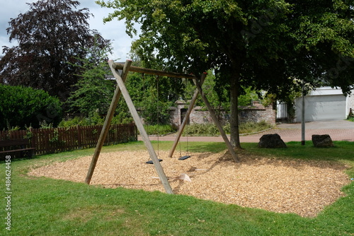 FU 2020-07-26 Belgien ruck 139 Schaukel auf einem Spielplatz ohne Kinder