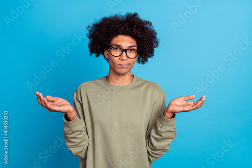 Fotografie Photo of young guy moody shrug shoulders confused puzzled fail trouble isolated