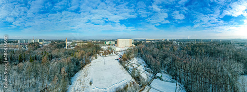 Jastrzębie Zdrój, miasto przemysłowe zimą z lotu ptaka na Śląsku w Polsce, pa...
