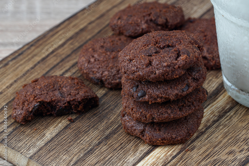 Fototapeta premium close up a stack of dark chocolate cookies on a chopping board
