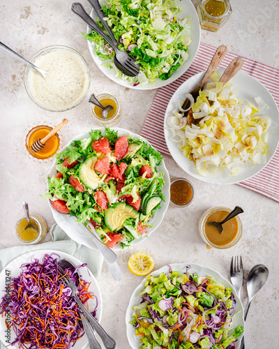 Bild auf Leinwand Table avec plusieurs salades saines, ambiance végétale et lumineuse d'une journé