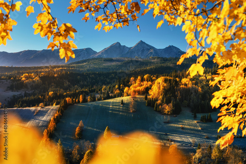 Jesienna ramka na góry © Wiosenny