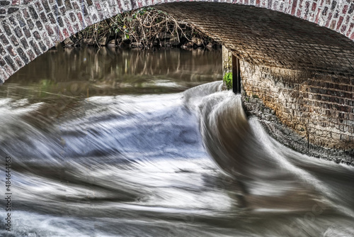 Br  cke und Stromschnellen in einem Fluss