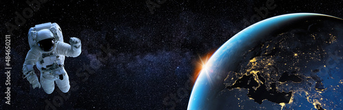 Obraz na płótnie BANNIÈRE DE L'EUROPE LA NUIT AVEC ASTRONAUTE. Elements of this image furnished by NASA w salonie