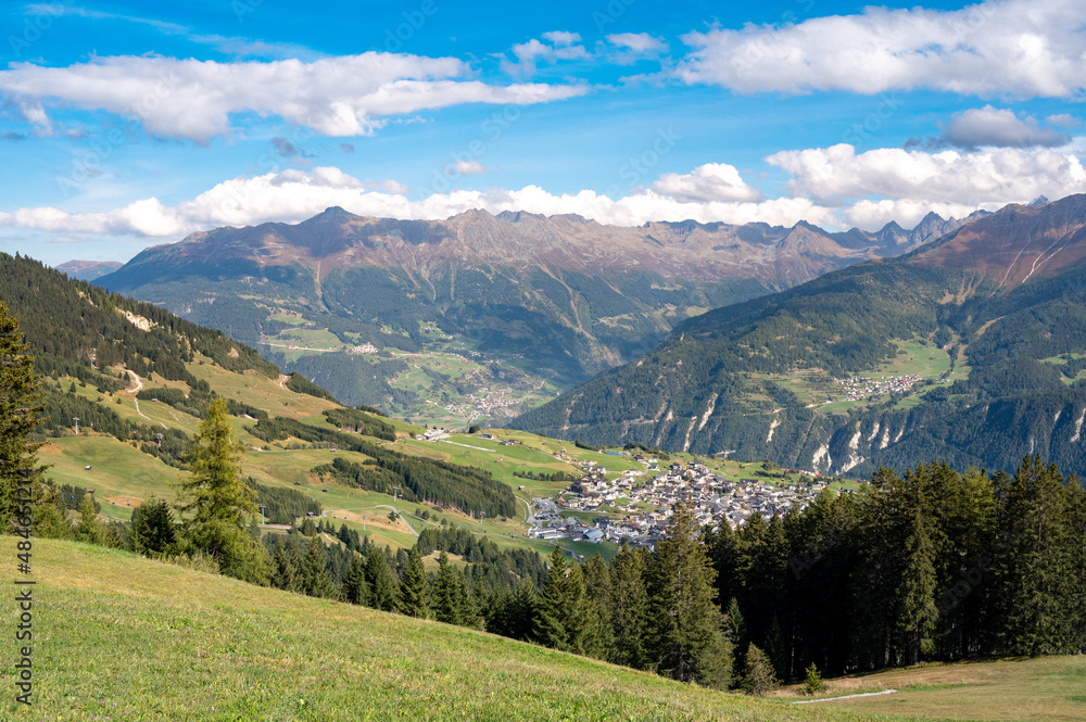 Talblick mit Bergpanorama und Sicht auf Fiss,  - Fiss, Alpen, Österreich