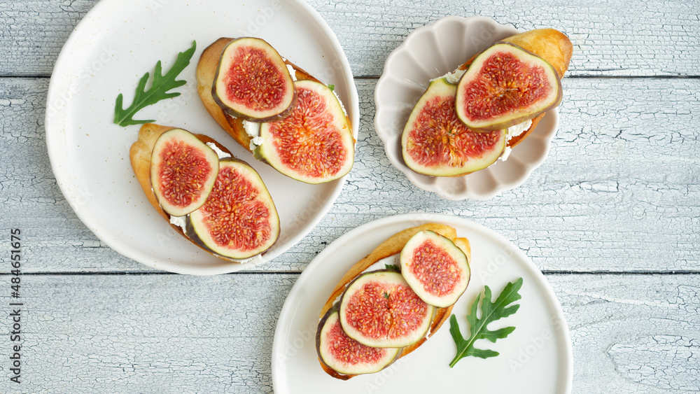 Breakfast or snack with fig croutons Breakfast or snack with fig croutons