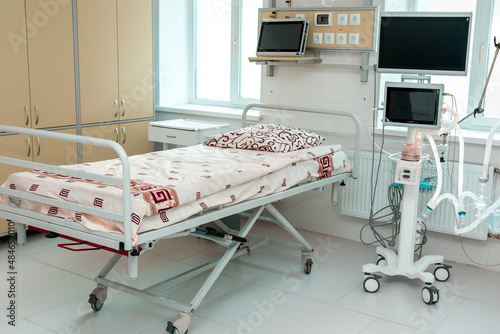 Obraz na płótnie Bed in the intensive care unit and equipment in a modern hospital. w salonie