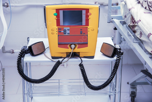 Obraz na płótnie defibrillator on the table in the hospital near the patient's bed. w salonie