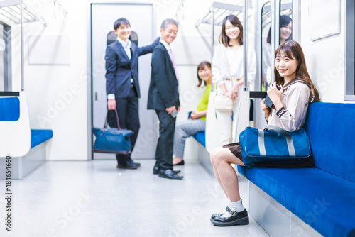 電車通学をする女子高生
