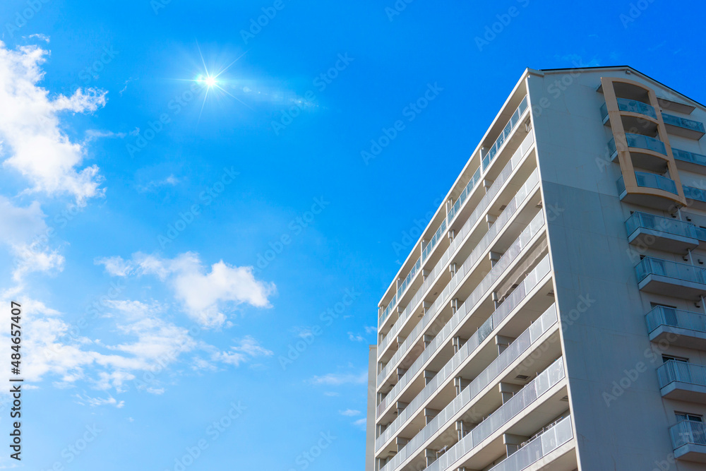 Exterior of high-rise condominium and refreshing blue sky scenery_sky_20