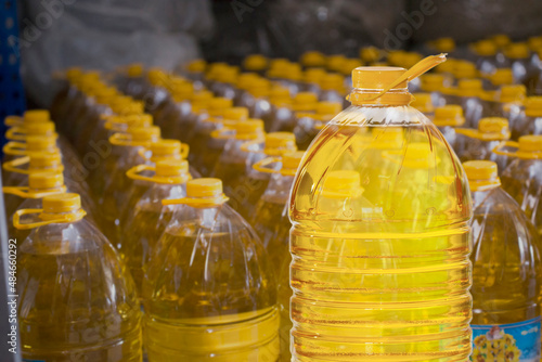 Foto sunflower oil in a plastic bottle