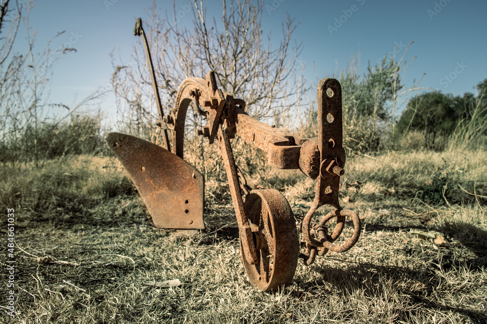 Herramienta de campo de hierro llamado arado trabajo en fincas Stock Photo  | Adobe Stock