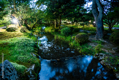 初夏の緑の包まれた石川県金沢市にある兼六園・ホタル観賞会 © Nature K Photostudio