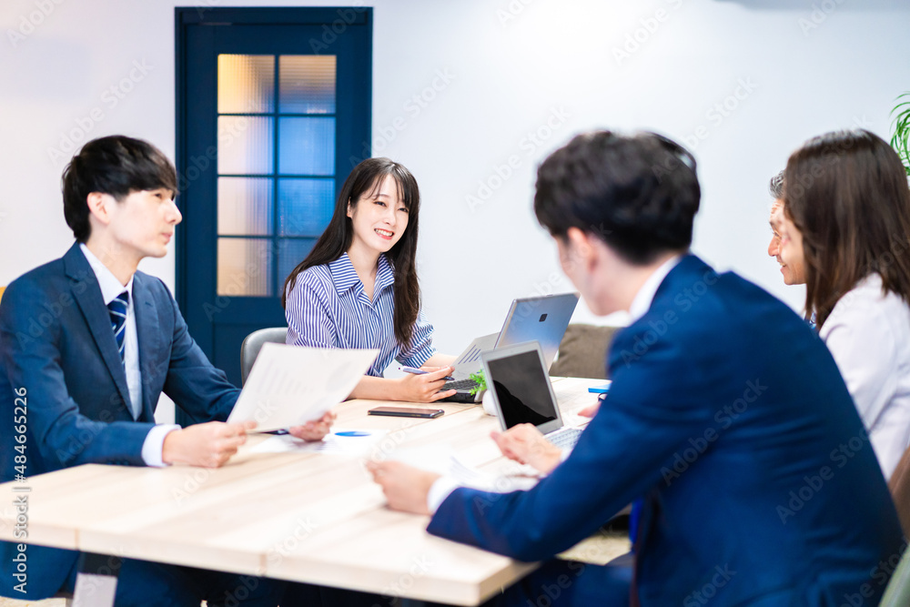 オフィスで会議をするビジネスパーソン オフィスで会議をするビジネスパーソン