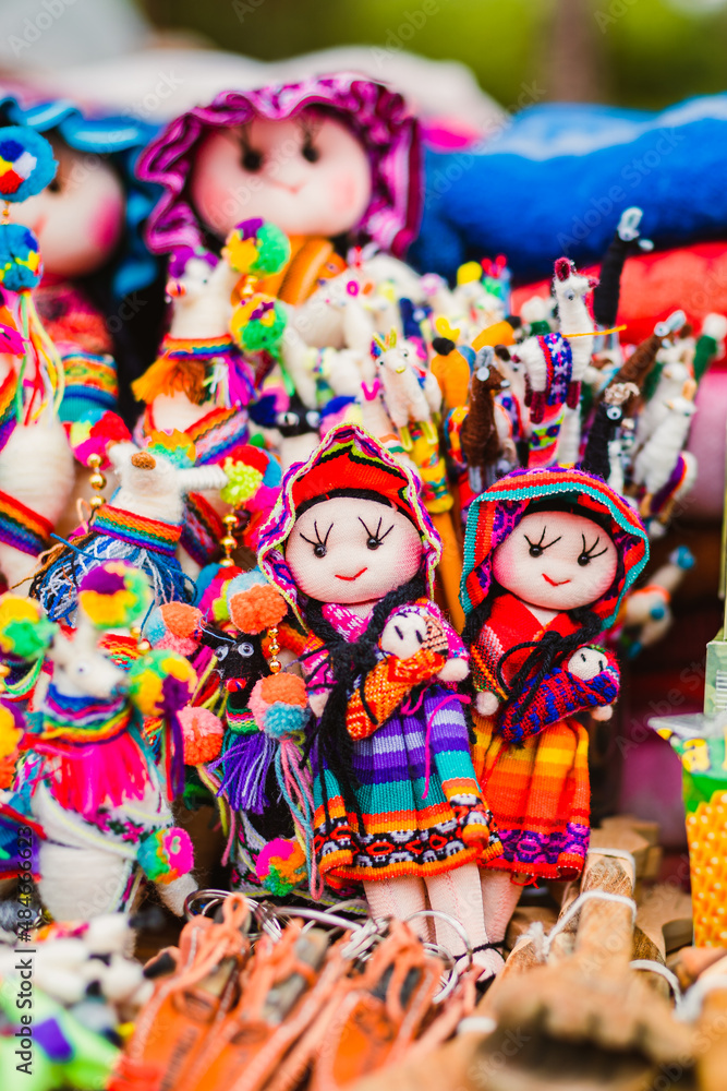 Muñecas de colores con tejidos de colores artesanales. 