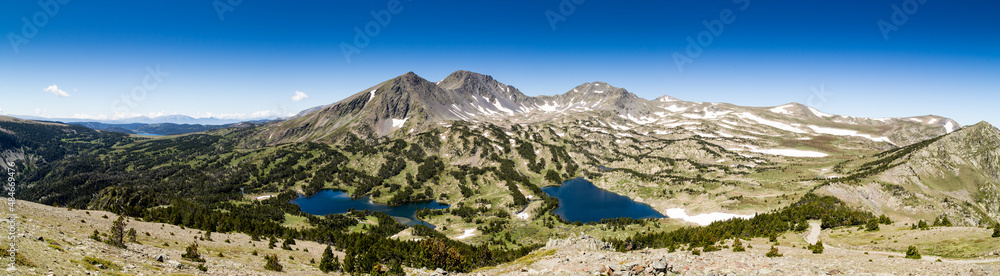 Large panorama avec lacs, névés et forêts dans un cirque montagneux depuis un point haut.  Vallée des Camporells, Capcir Cerdagne, Formiguères, Pyrénées françaises