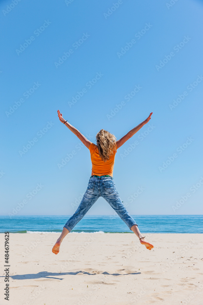 Junge Frau am Strand der Schwarzmeerküste