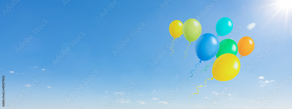 Luftballons vor blauem Himmel