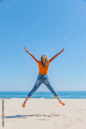 Junge Frau am Strand der Schwarzmeerküste