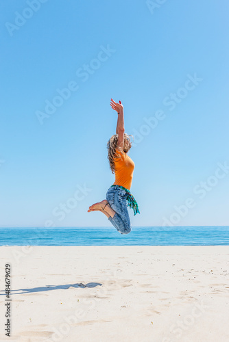 Junge Frau am Strand der Schwarzmeerküste