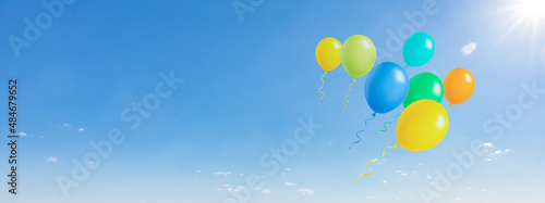 Luftballons vor blauem Himmel