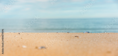 Sandstrand mit blauem Meer im Hintergrund