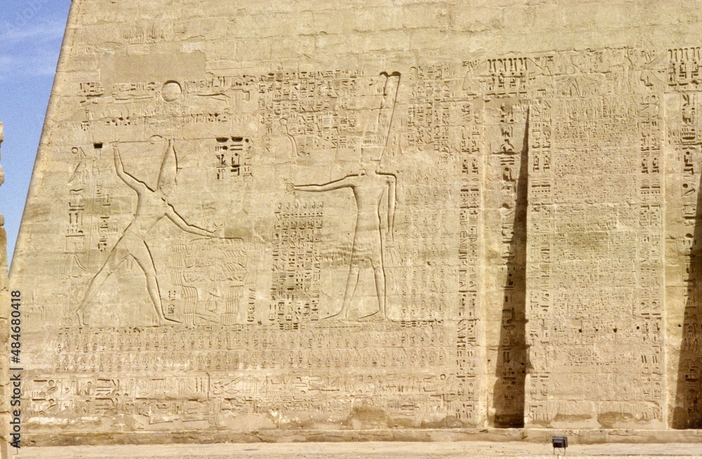 Obraz premium Pareta egiziana sul Nilo con scrittura e disegni dell'antico egitto.