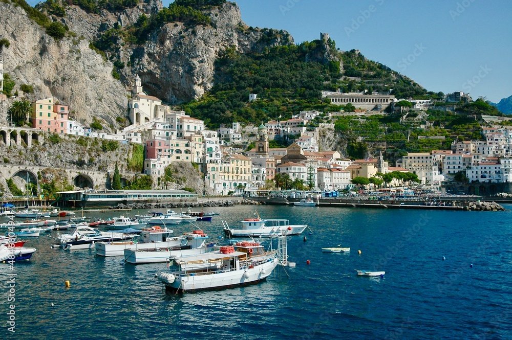 Baia di Amalfi nel golfo di Napoli .