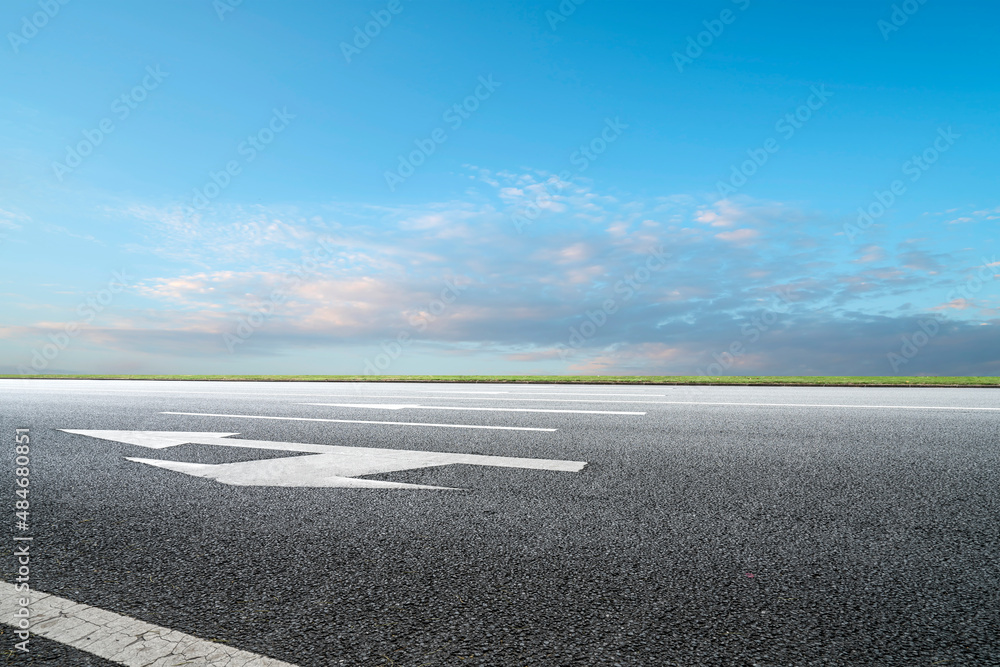 Fototapeta premium Asphalt road and outdoor natural scenery