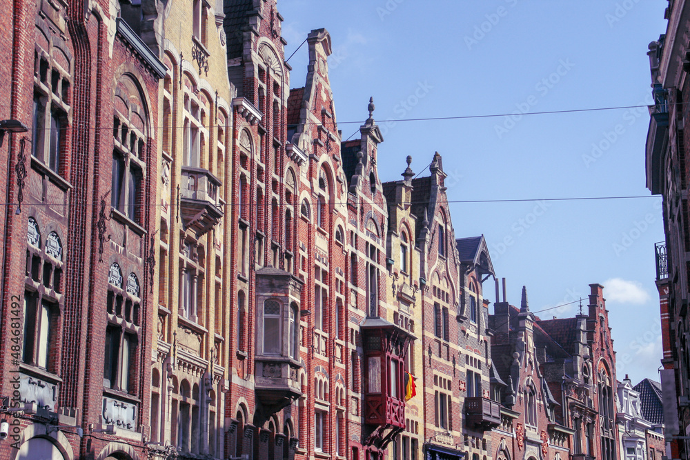 Fachadas de edificios en Vrijdagmarkt (Mercado del viernes), una plaza de la ciudad de Gante, Bélgica. Fachadas históricas y tradicionales de las casas de Gante.