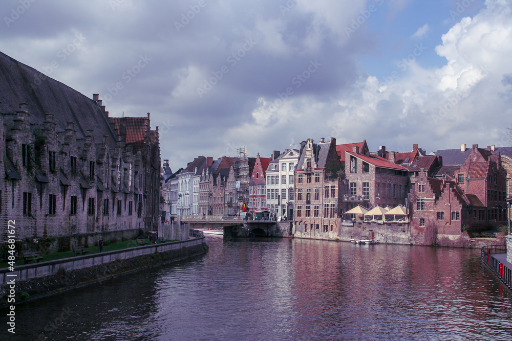 El río Lys o Leie en Gante, Bélgica. Imagen de las fachadas históricas de los edificios construidos a orillas del río.