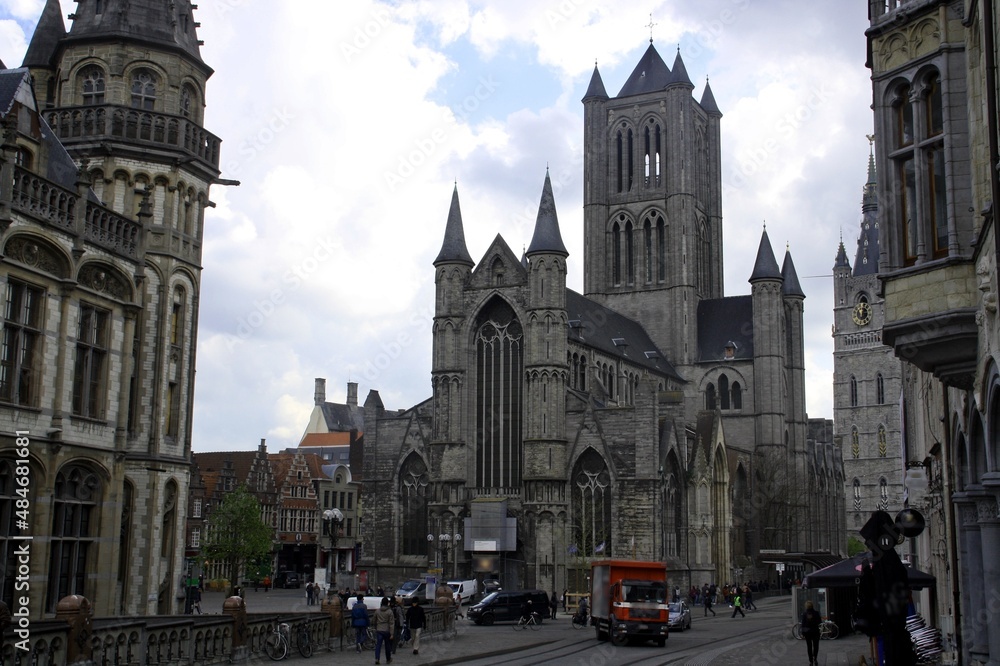 Fototapeta premium Iglesia de San Nicolás (holandés: Sint-Niklaaskerk) de la calle Sint-Michielshelling en Gante, Bélgica. Es uno de los monumentos más antiguos y destacados de Gante con su arquitectura gótica.