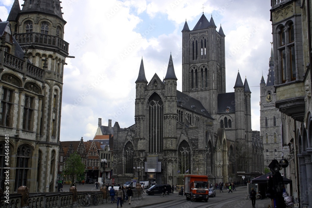 Iglesia de San Nicolás (holandés: Sint-Niklaaskerk) de la calle Sint-Michielshelling en Gante, Bélgica. Es uno de los monumentos más antiguos y destacados de Gante con su arquitectura gótica.