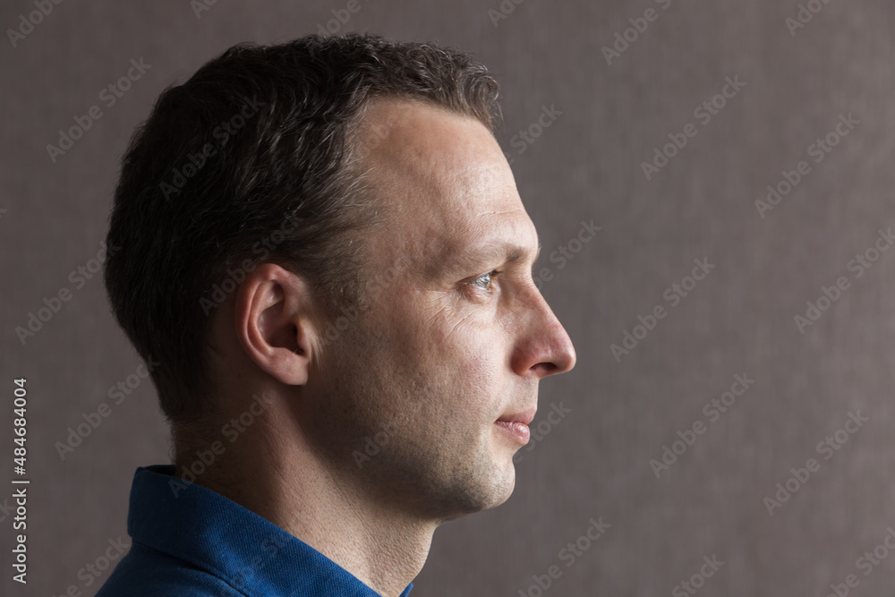 Obraz premium Profile portrait of young adult European man