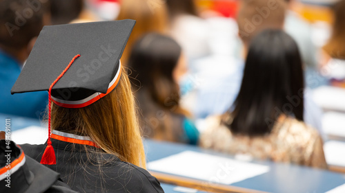 Remise de diplômes à l'université - Jeune étudiante portant une coiffe universitaire