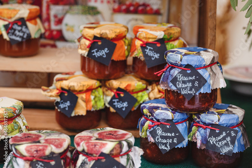 auf einem Markt werden verschieden Sorten hausgemachter Marmelade angeboten photo