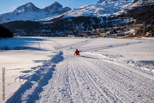 Behang tobogganist going towards st. moritz