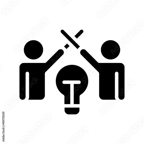 Conflict management black glyph icon. Mediation and negotiation in team. Cooperation. Professional partnership. Silhouette symbol on white space. Solid pictogram. Vector isolated illustration
