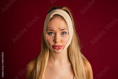 Cuadro en lienzo Luxurious woman and plastic surgery moment