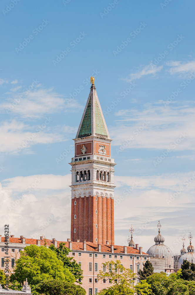 Fototapeta premium Venedig, San Marco, Markusdom, Markusplatz, Dogenpalast, Lagune, Insel, Altstadt, Gondel, Kanäle, Touristen, Schifffahrt, Sommer, Italien
