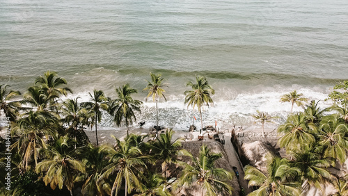 cielos azules, mar de frente, son algunas de las vistas que se tiene cuando se va a Palomino, en la guaira cerca de santa marta en Colombia, es un paraíso de palmas, viento ideal para unas vacaciones.