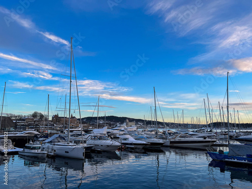Obraz na płótnie boats in marina in Oslo in winter time w salonie