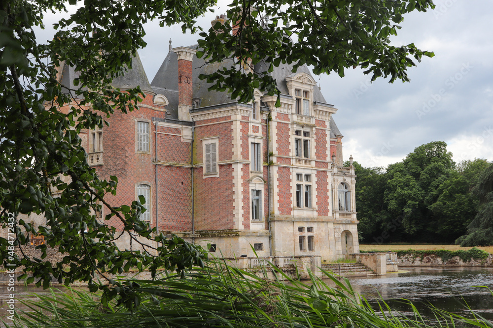 Centre - Loiret - Chateau de La Bussière vu d'un chemin autour du lac