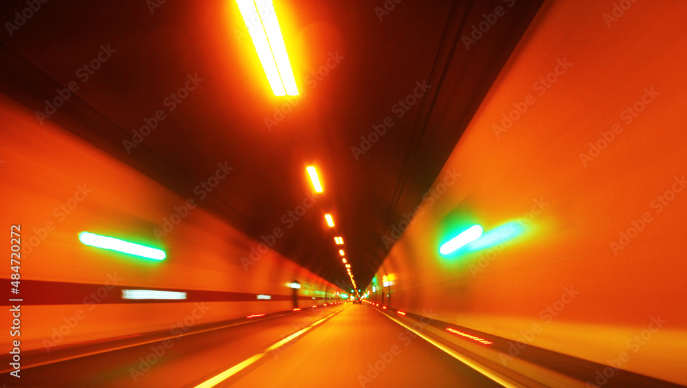 In Höchstgeschwindigkeit durch den Tunnel In Höchstgeschwindigkeit durch den Tunnel