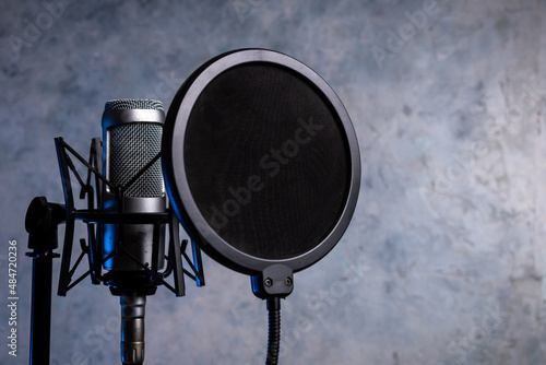 Micrófono profesional y filtro anti pop en posición de grabación. Equipamiento para cantantes y artistas photo