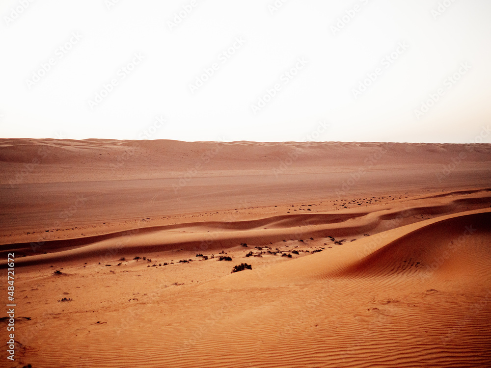 Coucher de soleil sur les dunes du désert d'Oman