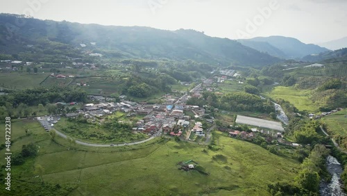 Vistas de un lindo pueblo rodeado por montañas y rio.