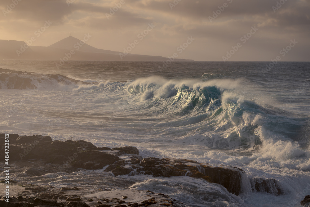 Obraz premium Seascape with big waves in El Puertillo at sunset. Arucas. Gran Canaria